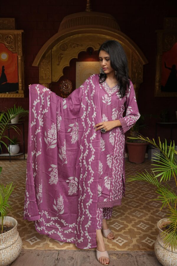 Meher ‑ Mauve Chikankari Grace