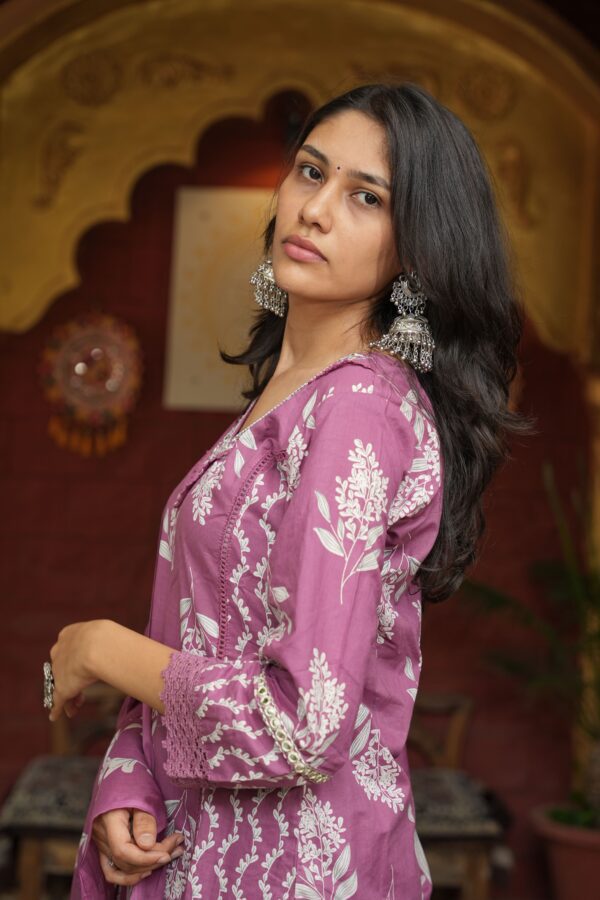 Meher ‑ Mauve Chikankari Grace